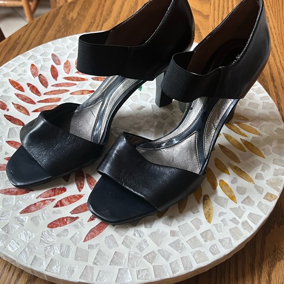 Naturalizer Shoes - Black Open toed dress shoes.